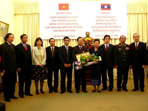 Đồng chí Vũ Xuân Hồng nhận Huân chương Hữu nghị do Nhà nước CHDCND Lào trao tặng